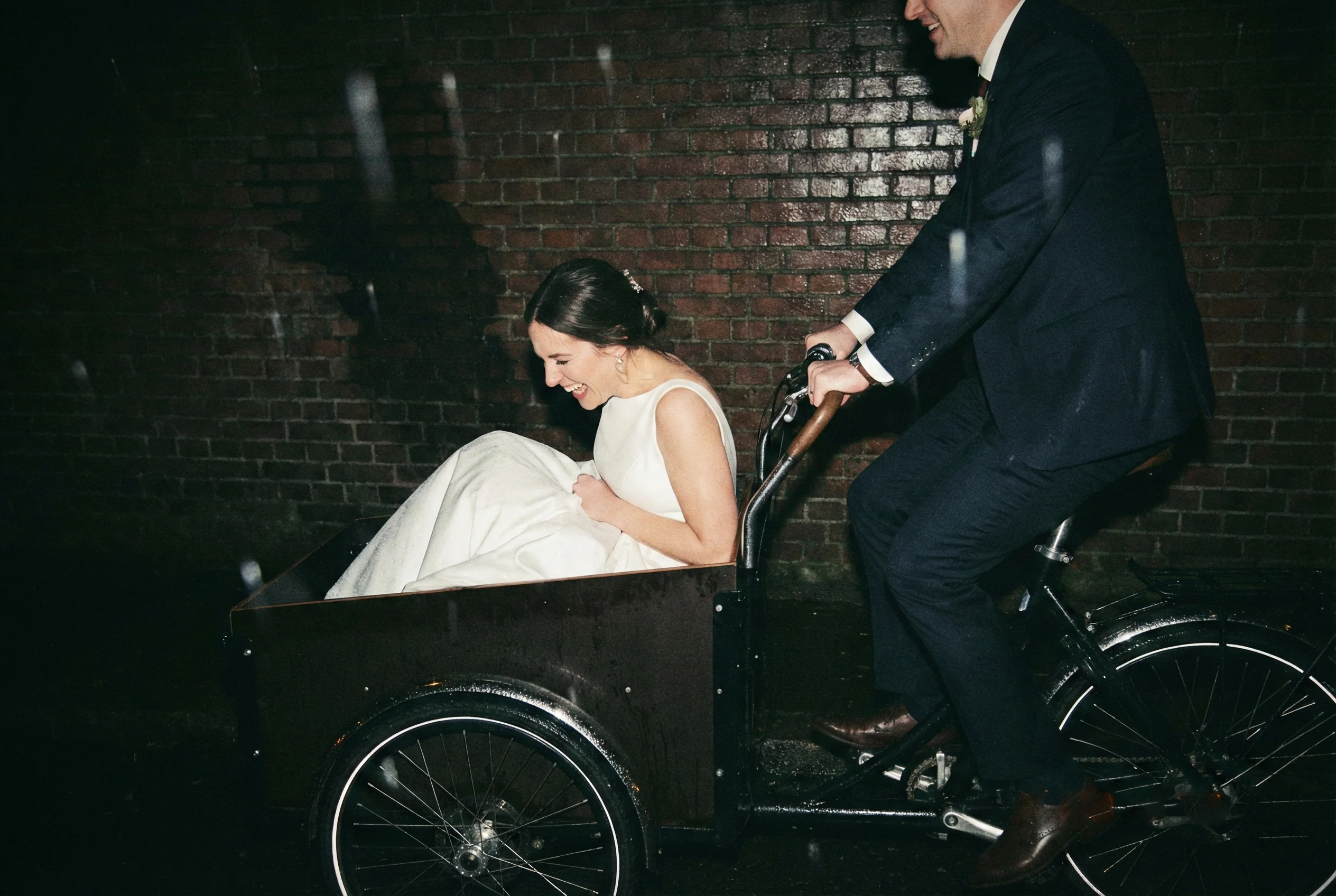 Brudepar på ladcykel til deres bryllup